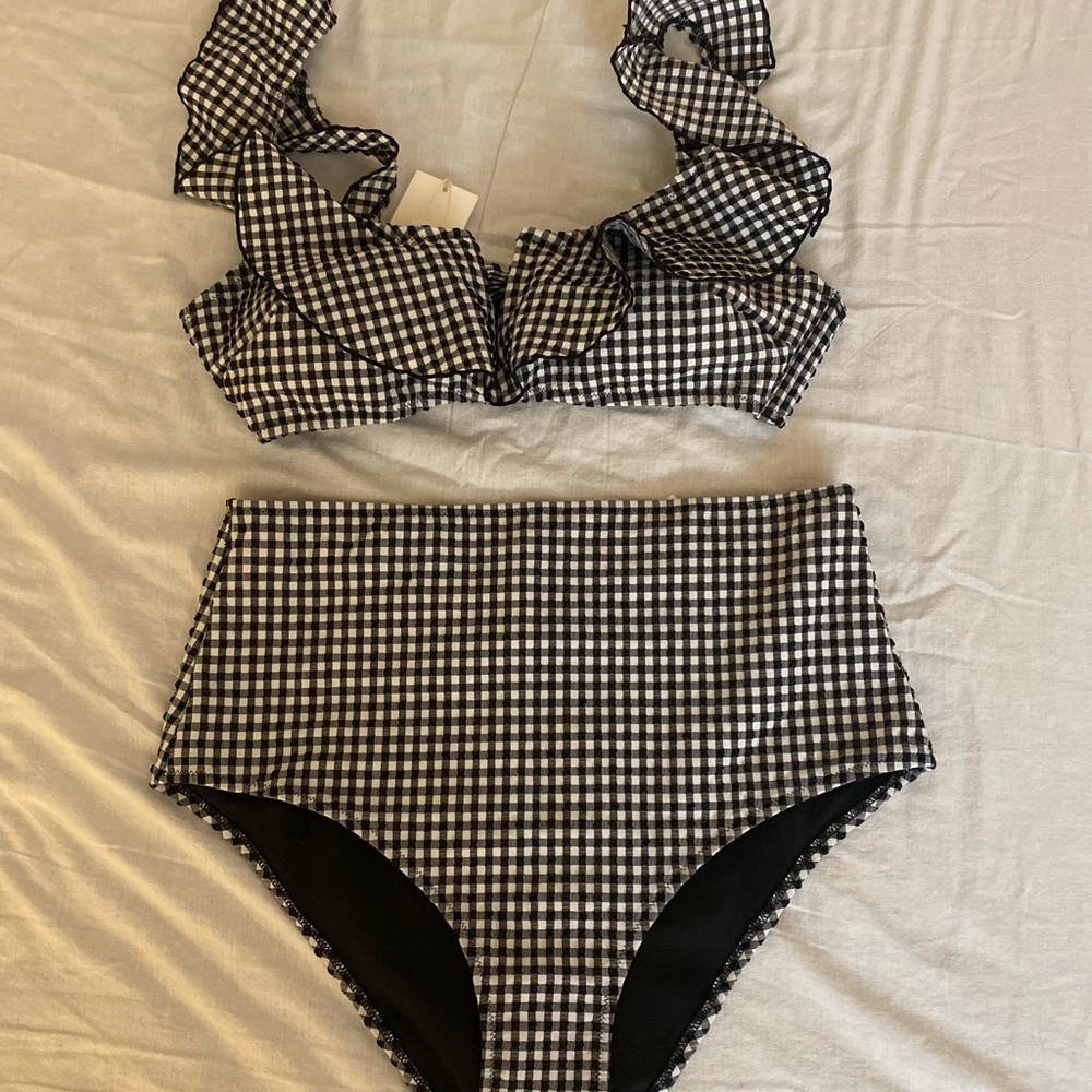Bikini brand new with tags, top is size M bottoms are high waisted size L👙